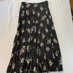 SAG Harbor Petite Long Black w/Floral Pleated Skirt Size 8 Flowing Formal Casual